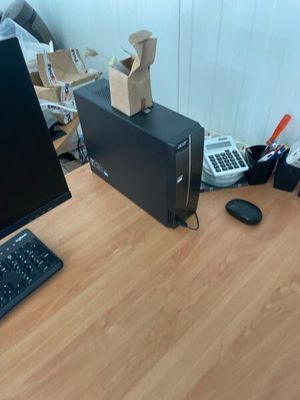 un ordinateur de bureau posé sur un pupitre en bois