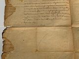 une feuille de papier avec une écriture dessus, posée sur une table