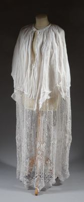 Aube en coton blanc, le bas en dentelle au filet à décor de …