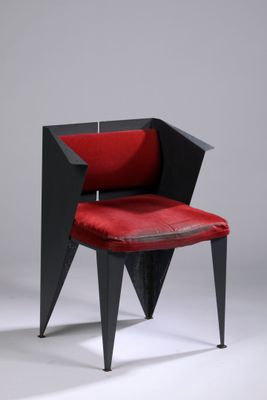 une image représentant une chaise rouge aux pieds noirs et à l'assise rouge