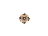 Gros plan sur une bague ornée d'une fleur