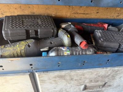de nombreux outils qui se trouvent dans une boîte à outils