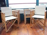 deux chaises et une table dans une pièce au sol en parquet