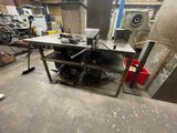 une machine posée sur une table dans une pièce