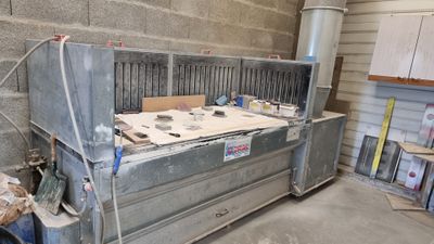 une machine qui se trouve à l'intérieur d'un bâtiment