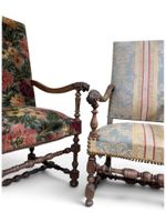 Lot de 2 fauteuils à dossier plat en bois naturel tourné, le… (photo 2)