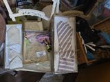 une boîte d'objets assortis posée sur une table