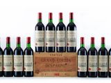six bouteilles de vin rouge dans une caisse en bois sur fond blanc