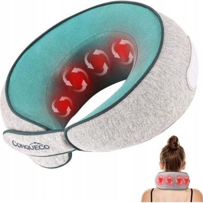 une femme portant un coussin cervical sur lequel est inscrit « coccco »