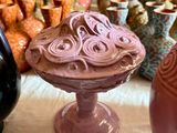 de nombreux vases posés sur une table recouverte d'une nappe blanche