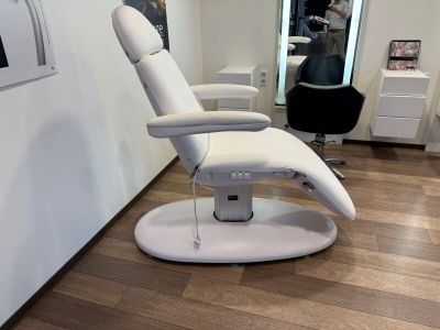 une chaise blanche qui se trouve dans une pièce avec un parquet