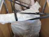 une boîte contenant une paire de ciseaux, emballée dans du plastique