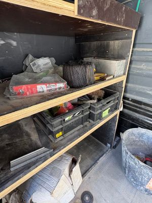 une étagère remplie d'outils et d'autres objets dans un garage