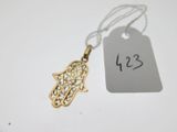 une petite main de Hamsa en or avec une étiquette de prix dessus