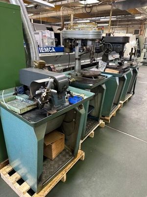 de nombreuses machines qui sont posées sur des palettes dans une usine
