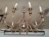 un lustre suspendu au plafond d'une pièce