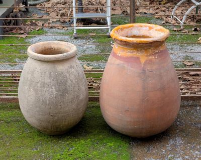 deux vases posés l'un à côté de l'autre par terre