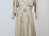 un trench-coat beige sur un mannequin, un mannequin, un mannequin, un mannequin, un mannequin, un mannequin, un mannequin, un mannequin, un mannequin, un mannequin, un mannequin, un mannequin, un mannequin, un mannequin, un mannequin, un mannequin, un mannequin, un mannequin, un mannequin, un mannequin, un mannequin, un mannequin, un mannequin, un mannequin, un mannequin, un mannequin, un mannequin, un mannequin, un mannequin, un mannequin, un mannequin, un mannequin, un