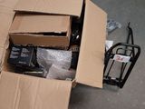 une boîte en carton contenant un certain nombre d'objets
