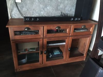 un téléviseur posé sur un meuble en bois