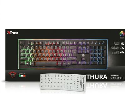La boîte contient un clavier, une souris et un tapis de souris.