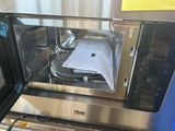 un micro-ondes dans lequel se trouve un morceau de papier