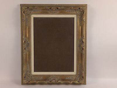 un vieux cadre photo avec un fond marron et des bordures dorées