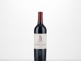 la bouteille de vin rouge est posée sur la table