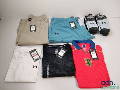 beaucoup de vêtements pour hommes posés sur une table