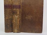 deux vieux livres posés sur une table, sur fond blanc