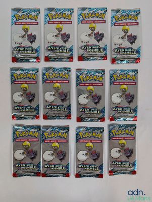un paquet de cartes à collectionner Pokémon posé sur une surface blanche