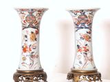 deux vases posés sur une table