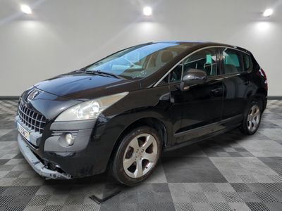 la photo d'une voiture noire garée dans un garage