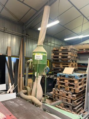 une grande machine installée dans un bâtiment