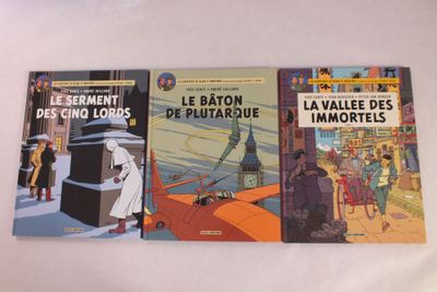 Trois livres pour enfants sont posés sur une table devant un fond blanc.