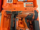 une mallette à outils orange contenant des outils, posée sur une table