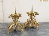 deux bougies posées sur une table
