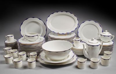 beaucoup d'assiettes et de tasses blanches et bleues
