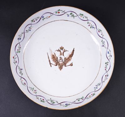une image représentant une assiette sur laquelle figure un oiseau