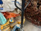 une photo d'une palette dans un entrepôt avec une pile de briques
