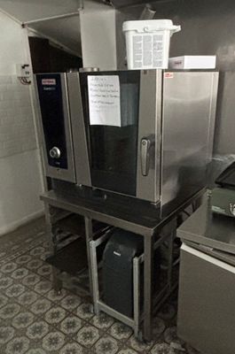une image d'un four commercial dans une cuisine commerciale