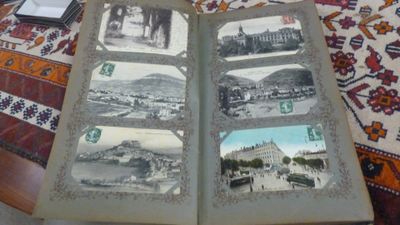 un livre ouvert posé sur une table, avec des images dessus