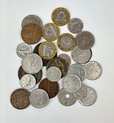 beaucoup de pièces qui sont sur la table