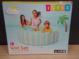 une boîte sur laquelle figure la photo d'un groupe d'enfants dans une piscine