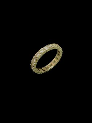 gros plan d'une bague en or sur fond noir