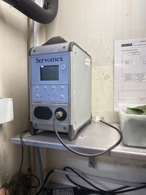 une photo d'un micro-ondes posé sur une étagère dans une cuisine