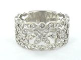 gros plan d'une bague en diamant sur fond blanc