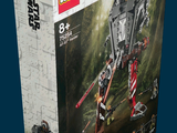 une boîte contenant des sets Lego Star Wars sur fond bleu