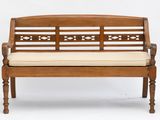 un banc en bois sur lequel est posé un coussin