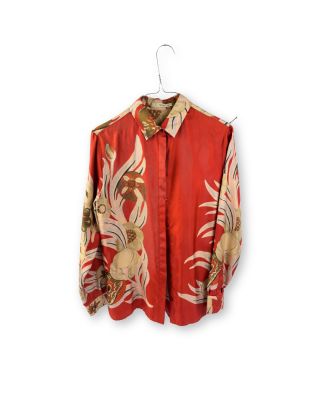 une image représentant un t-shirt rouge orné d'un motif floral